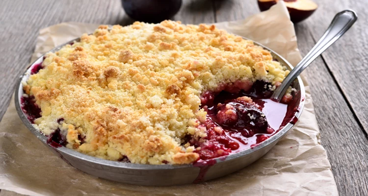 Zwetschken-Crumble: warmer Fruchtgenuss mit knusprigen Streuseln